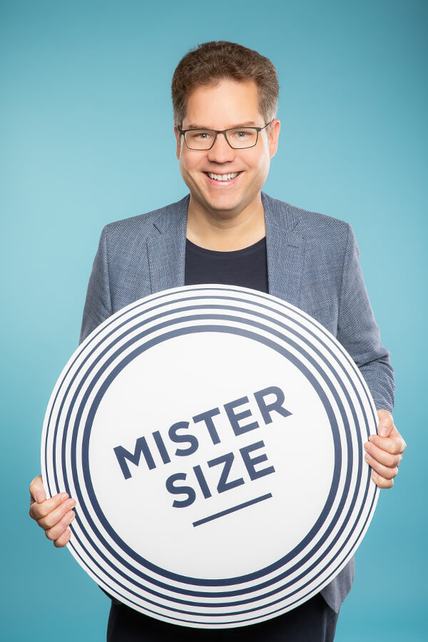 Founder Jan Vinzenz Krause with the MISTER SIZE Logo
